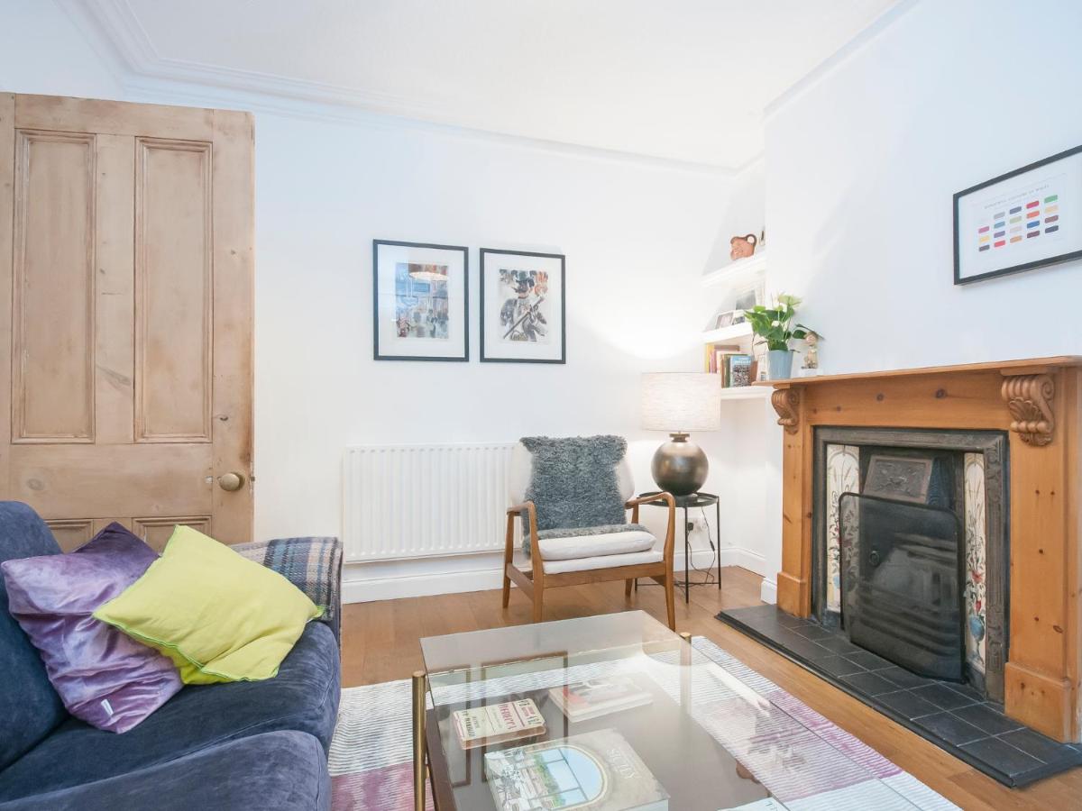 Beautiful Edwardian 2 Bedroom House with Parking - Housity