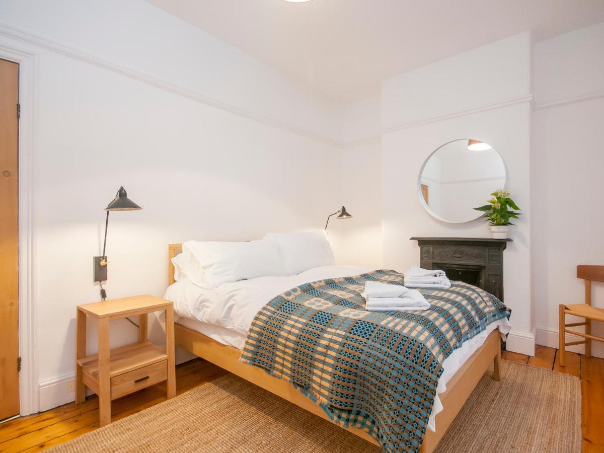 Beautiful Edwardian 2 Bedroom House with Parking - Housity