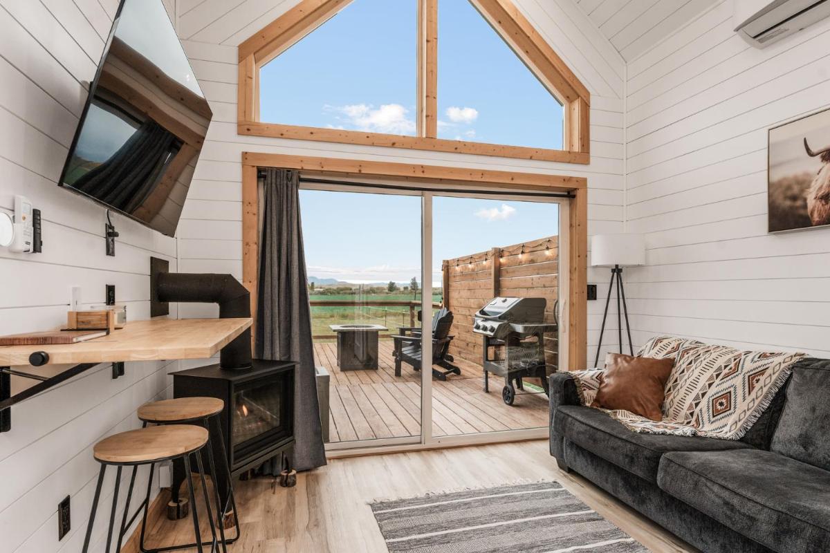 Modern Tiny Cabin, with Hot tub in Choteau MT - Housity