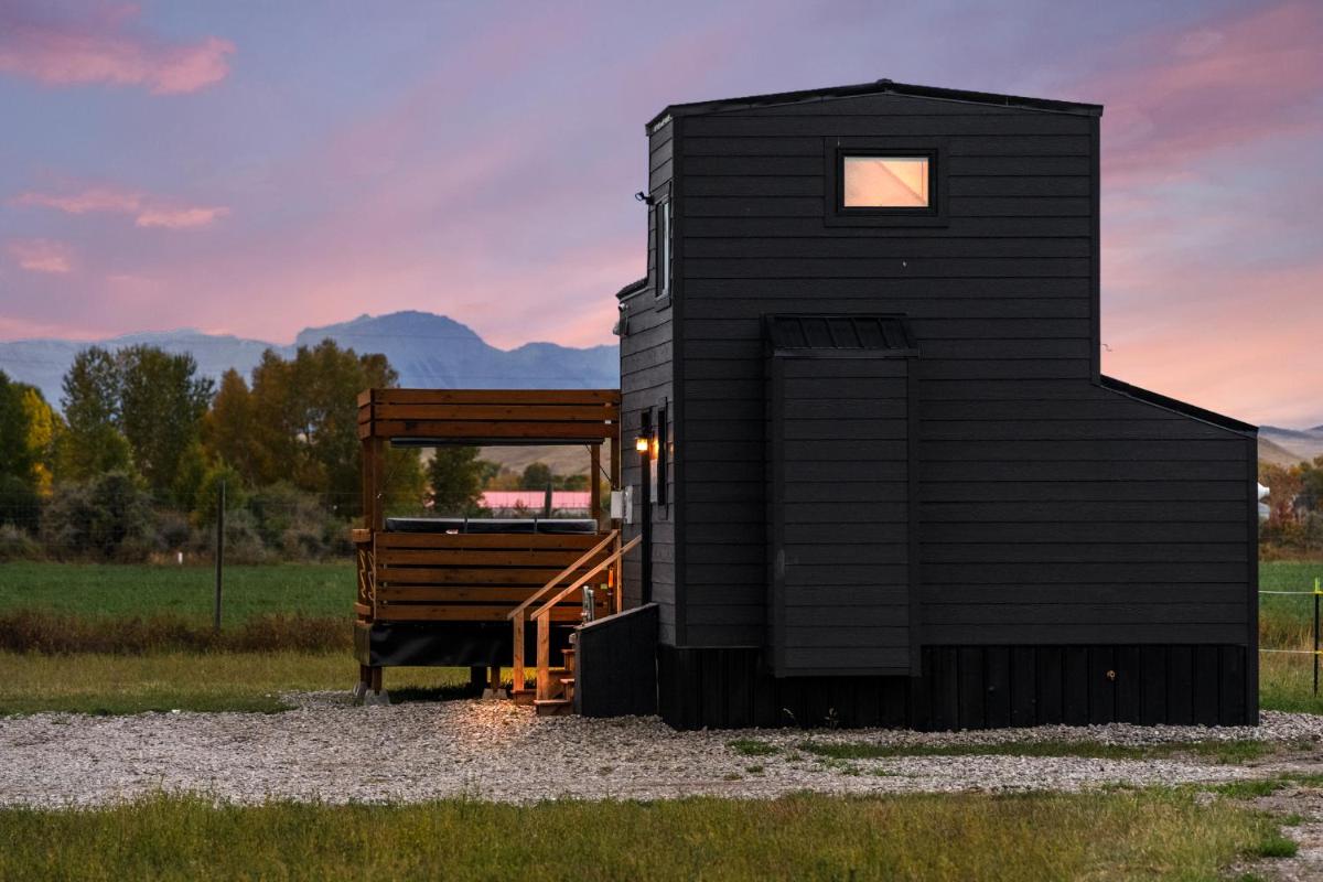 Modern Tiny Cabin, with Hot tub in Choteau MT - Housity