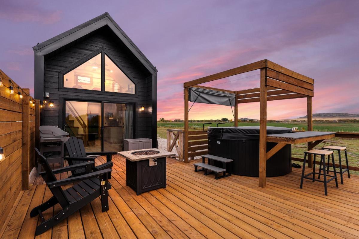 Modern Tiny Cabin, with Hot tub in Choteau MT - Housity