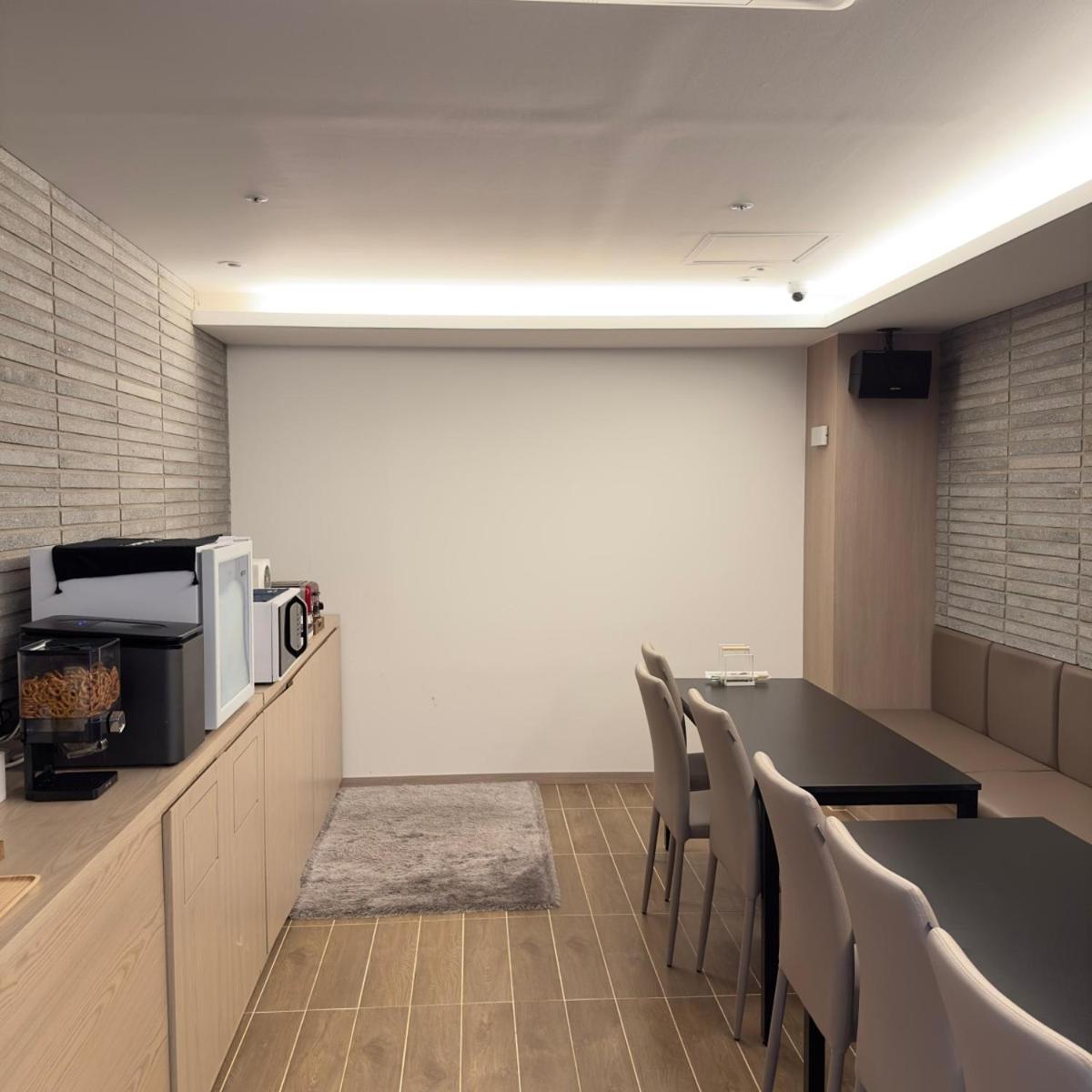 Hound Hotel Gimhae Samgye - Housity