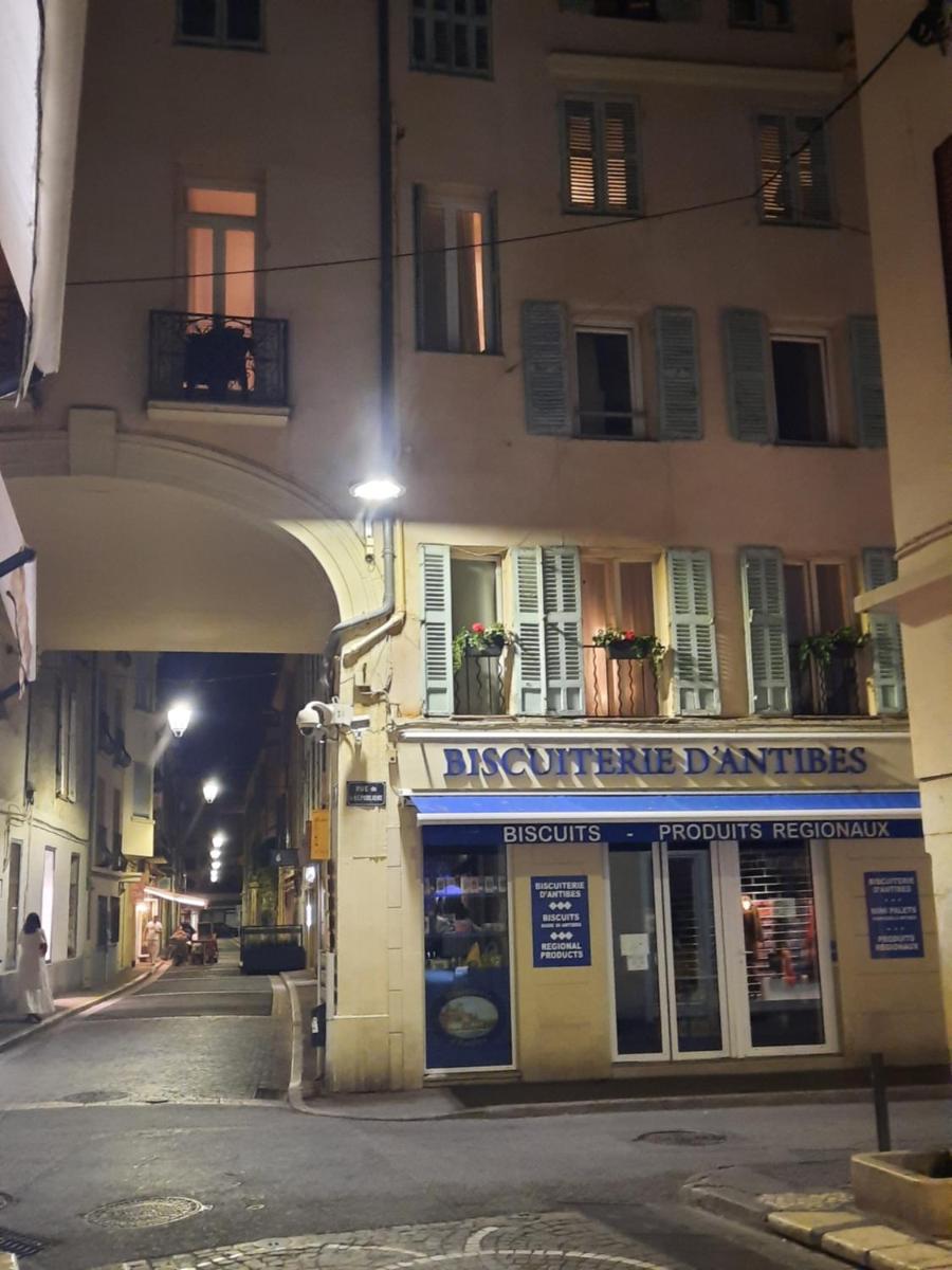 Vieille Ville 1 - Luca's Apartment, 1 bedroom, max 2 adults and 2 kids - Housity