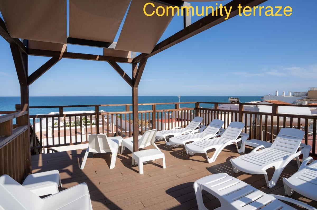 Apartamentos El Camen Carihuela Playa - Housity