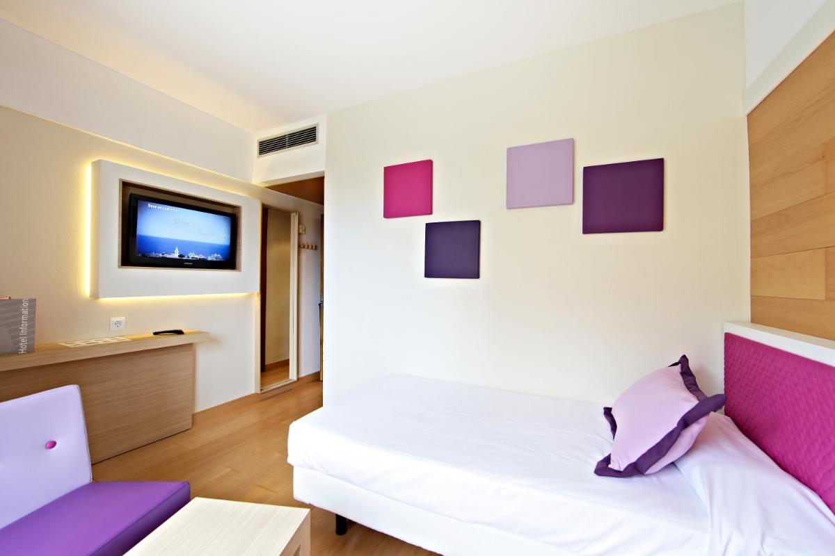 Una televisión o centro de entretenimiento en Hotel & Spa S'Entrador Playa