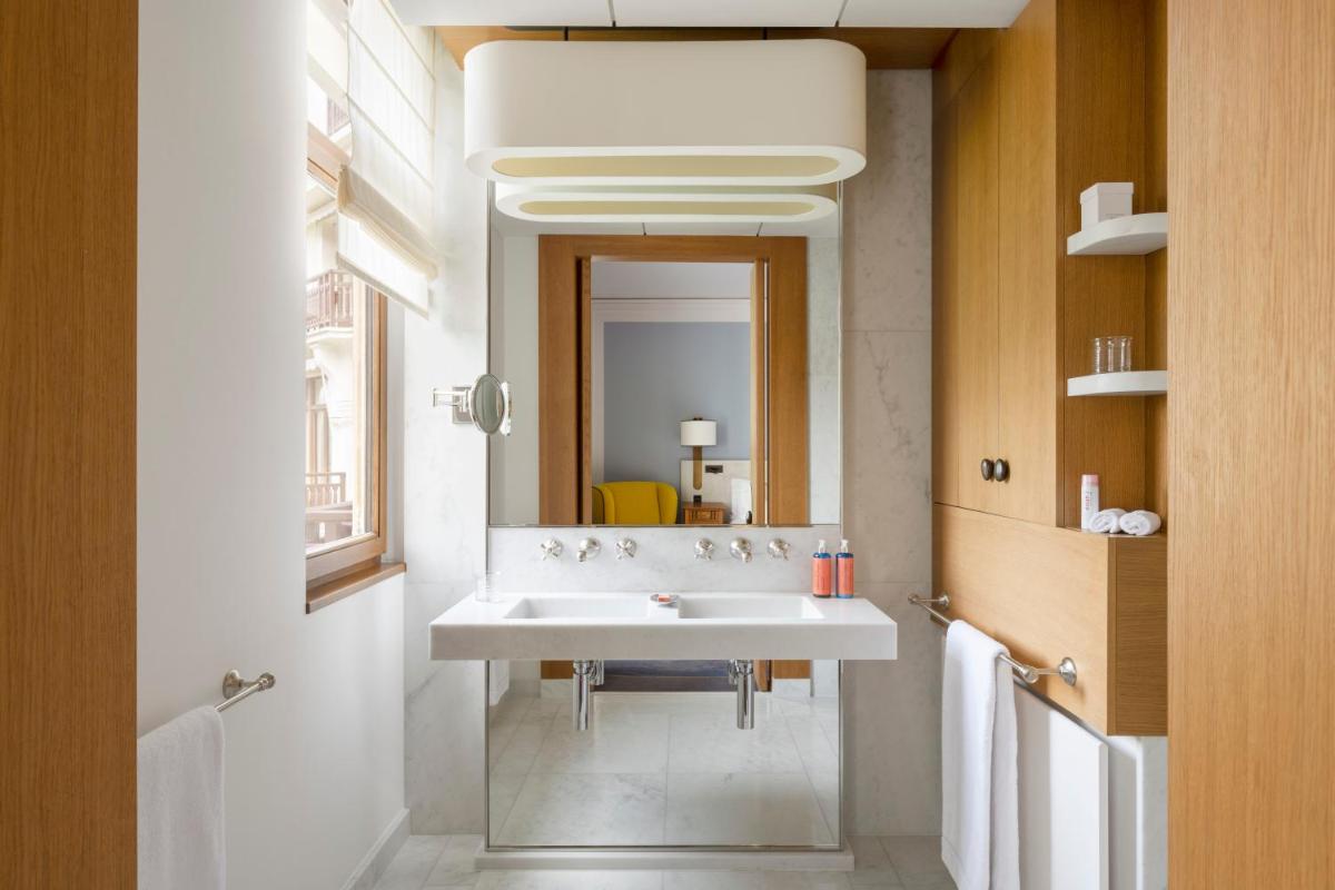 Salle de bains dans l'établissement Hôtel Royal