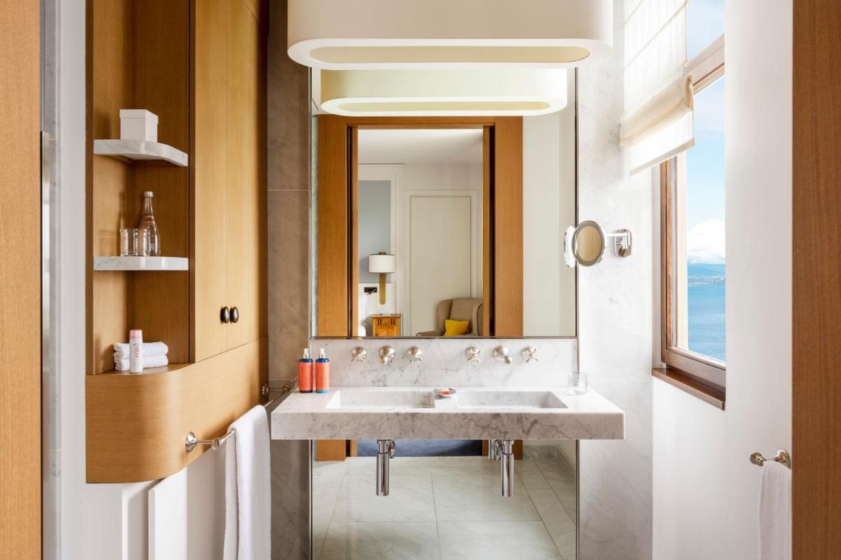 Salle de bains dans l'établissement Hôtel Royal