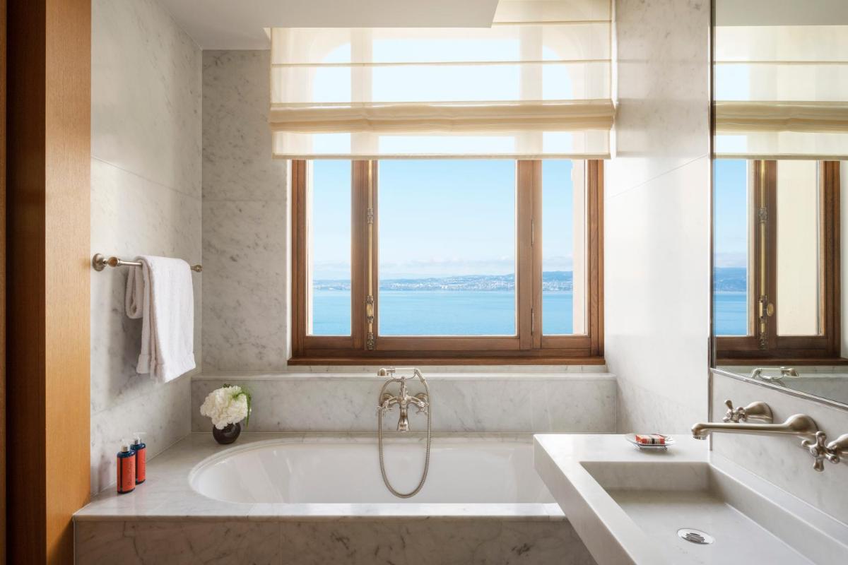 Salle de bains dans l'établissement Hôtel Royal