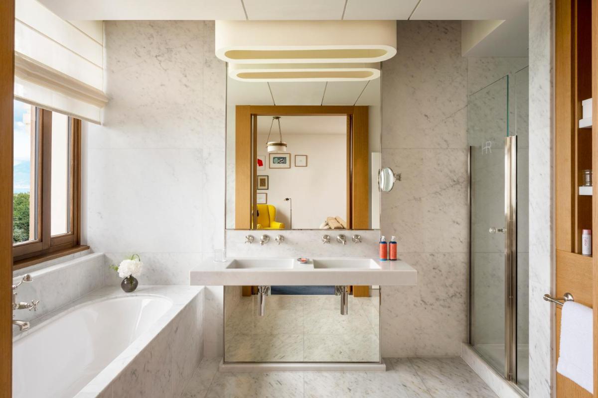 Salle de bains dans l'établissement Hôtel Royal