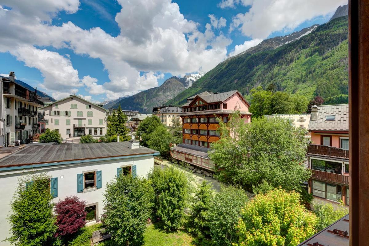 - une vue sur une ville avec des montagnes en arrière-plan dans l'établissement Grand Hôtel des Alpes, à Chamonix-Mont-Blanc