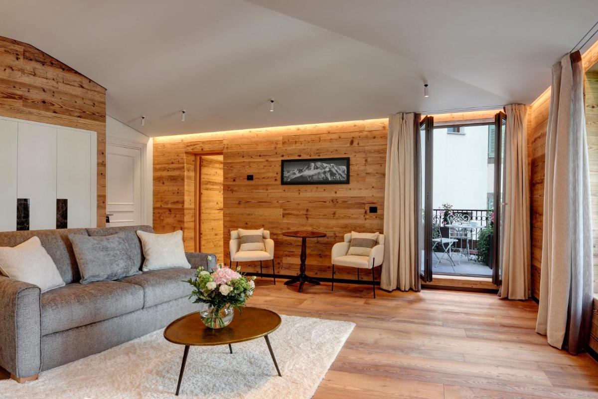 un salon avec un canapé et une table dans l'établissement Grand Hôtel des Alpes, à Chamonix-Mont-Blanc