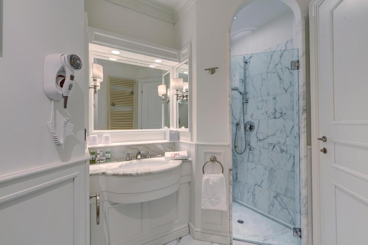 Salle de bains dans l'établissement Grand Hôtel des Alpes