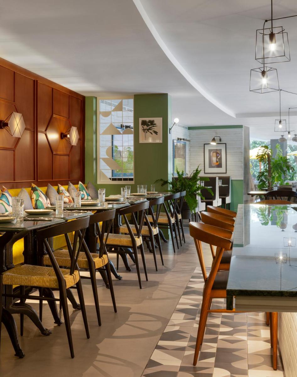 Un restaurante o sitio para comer en Hotel Camiral - The Leading Hotels of the World