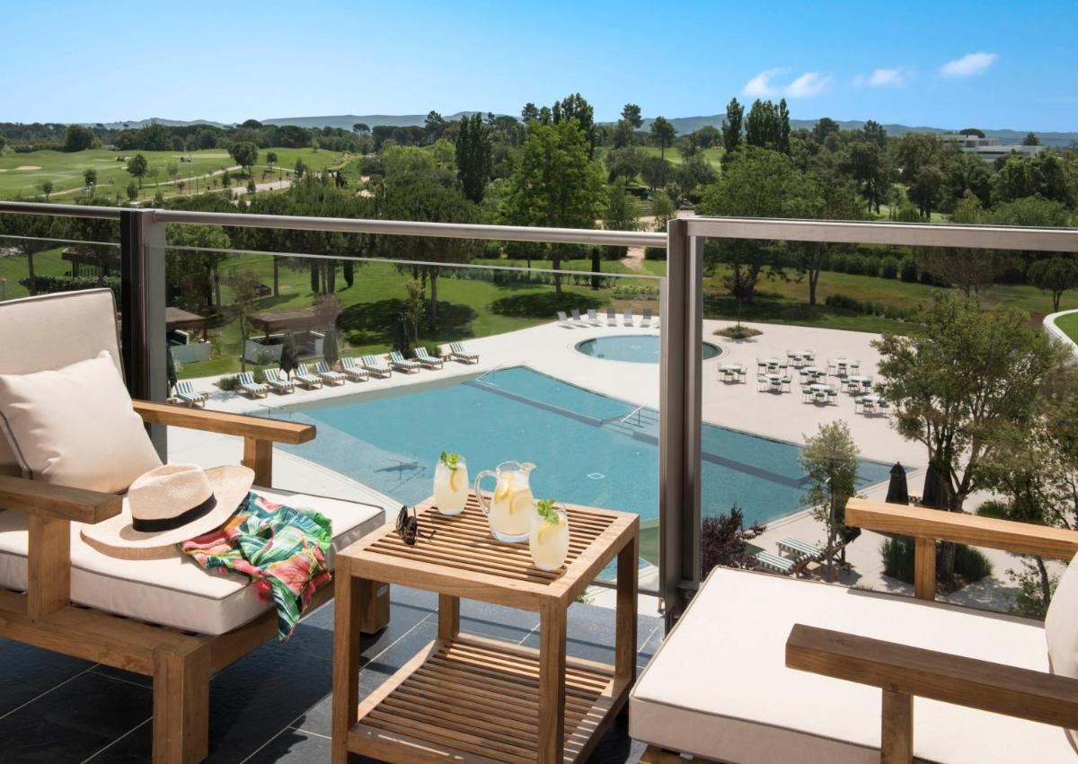 Un balcón con vista a una piscina. en Hotel Camiral - The Leading Hotels of the World, en Caldes de Malavella