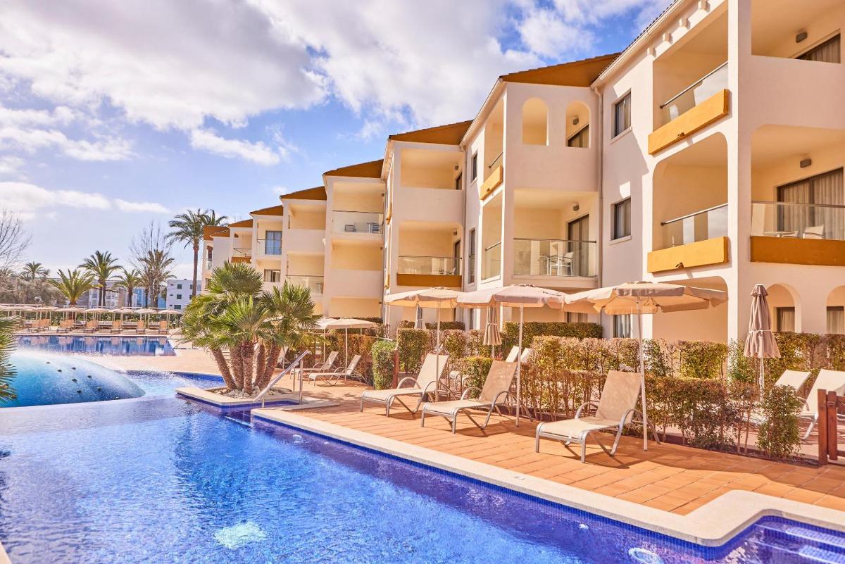 una imagen de un resort con piscina en Zafiro Tropic, en Puerto de Alcudia
