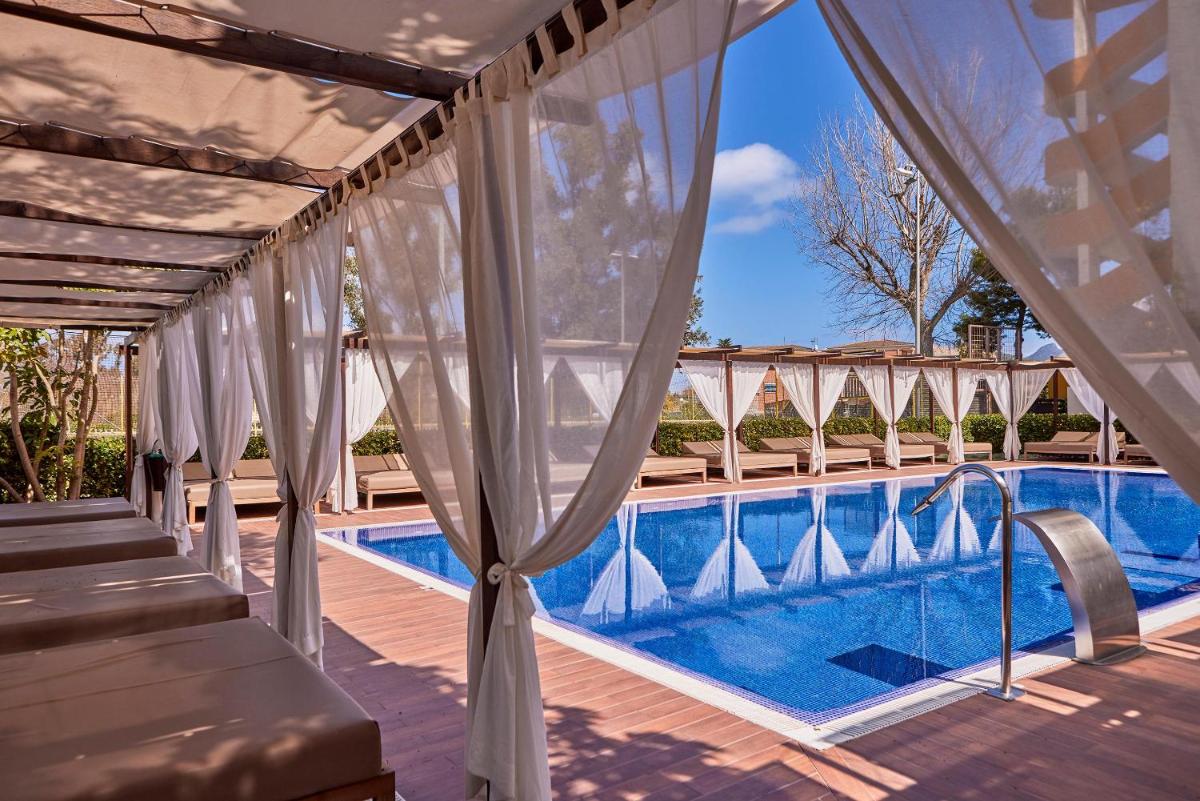 vistas a la piscina desde el patio de una casa en Zafiro Tropic, en Puerto de Alcudia 67 fotos más