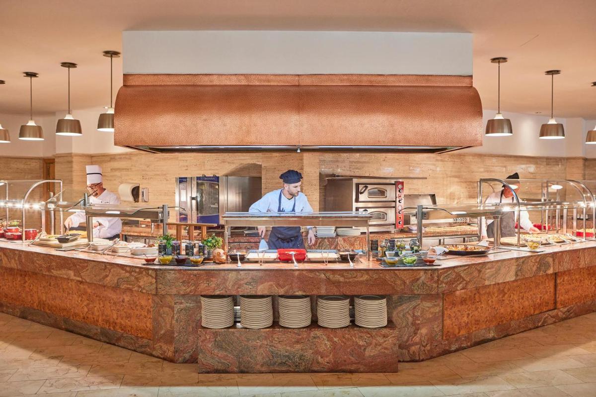 Comida en o cerca de este apartahotel