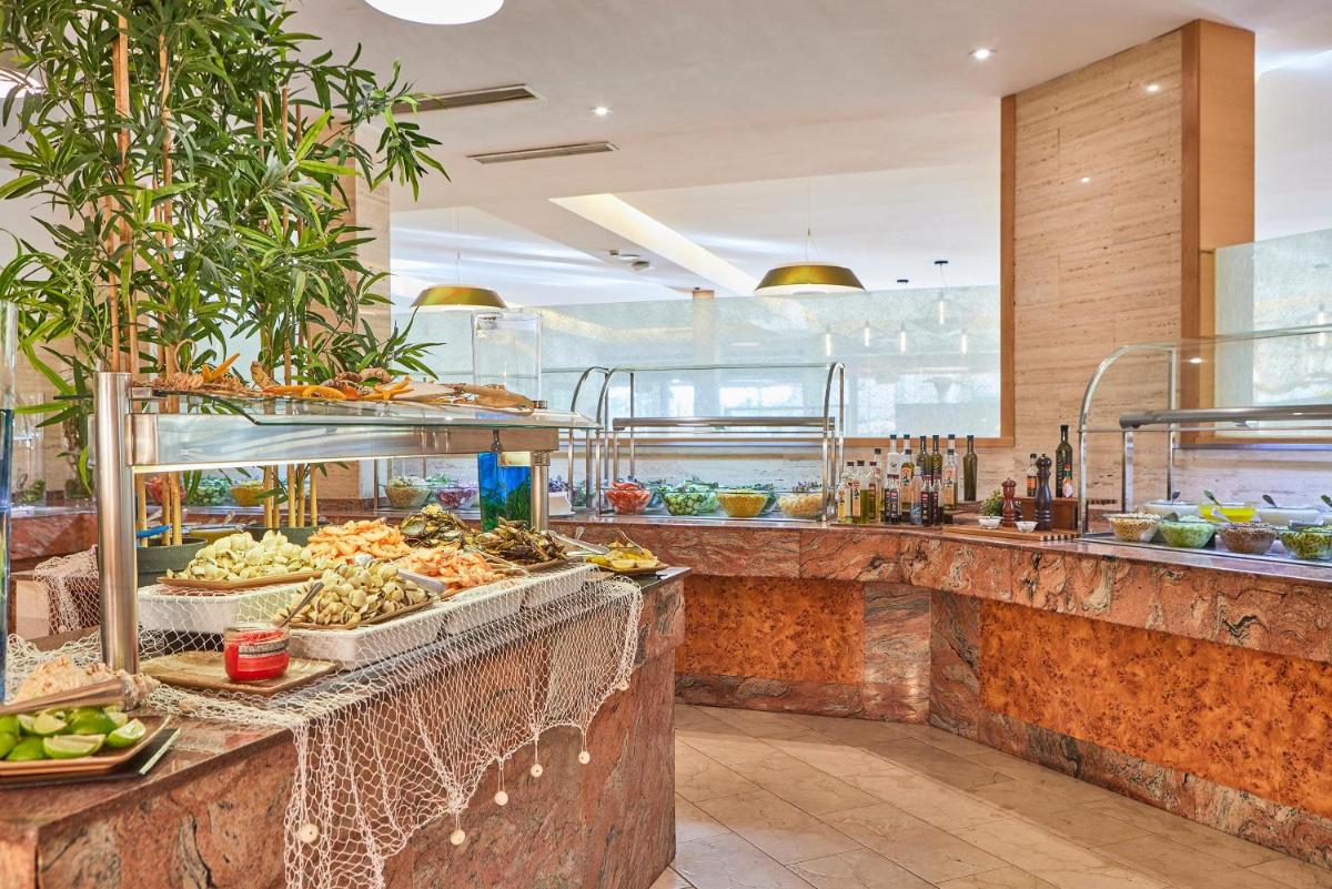 Comida en o cerca de este apartahotel