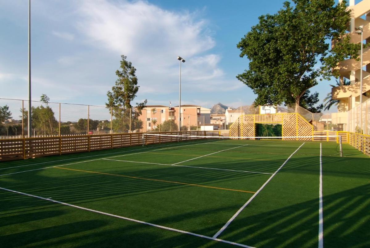 Instalaciones para jugar a tenis o squash en Zafiro Tropic o alrededores