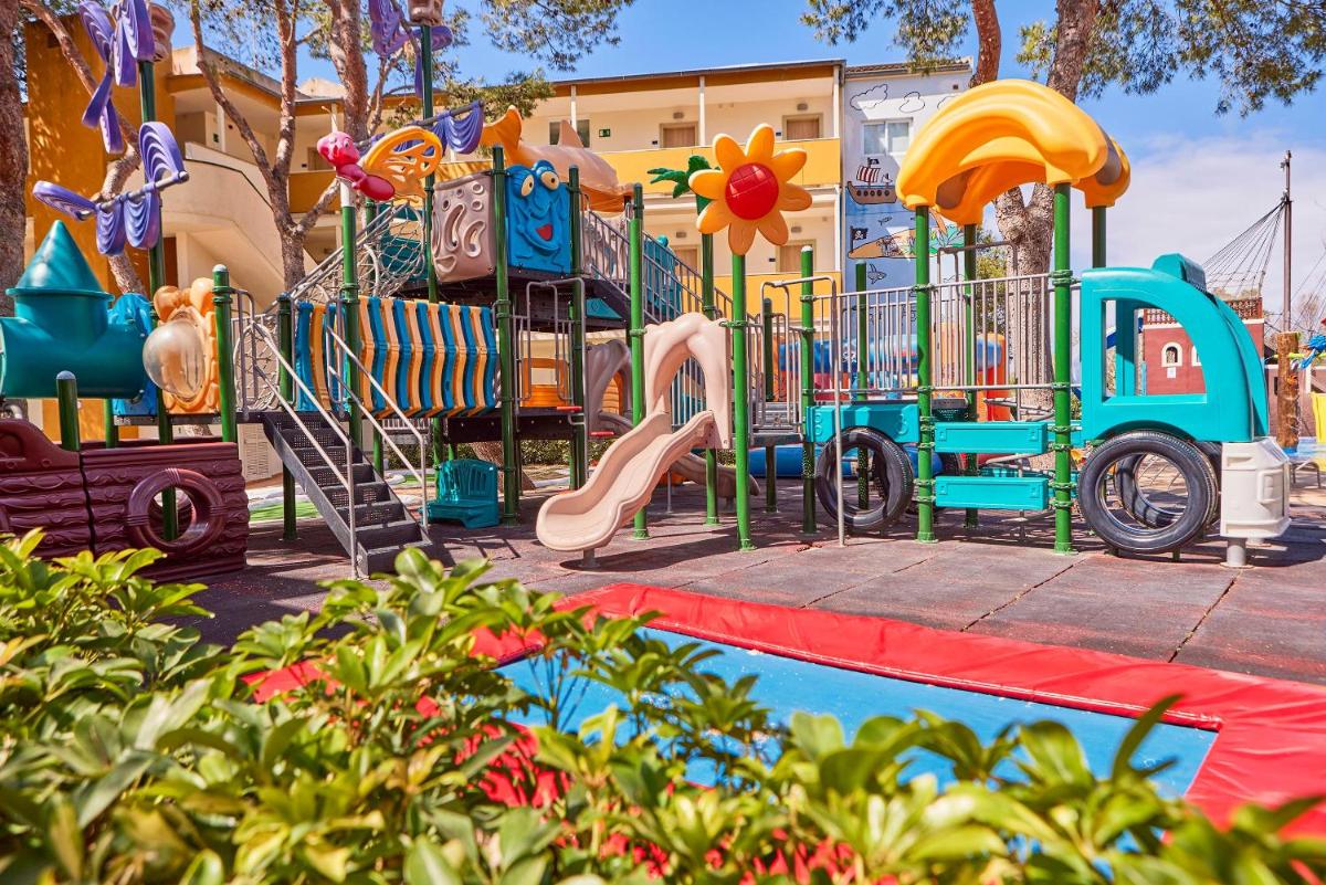 Zona de juegos infantil en Zafiro Tropic