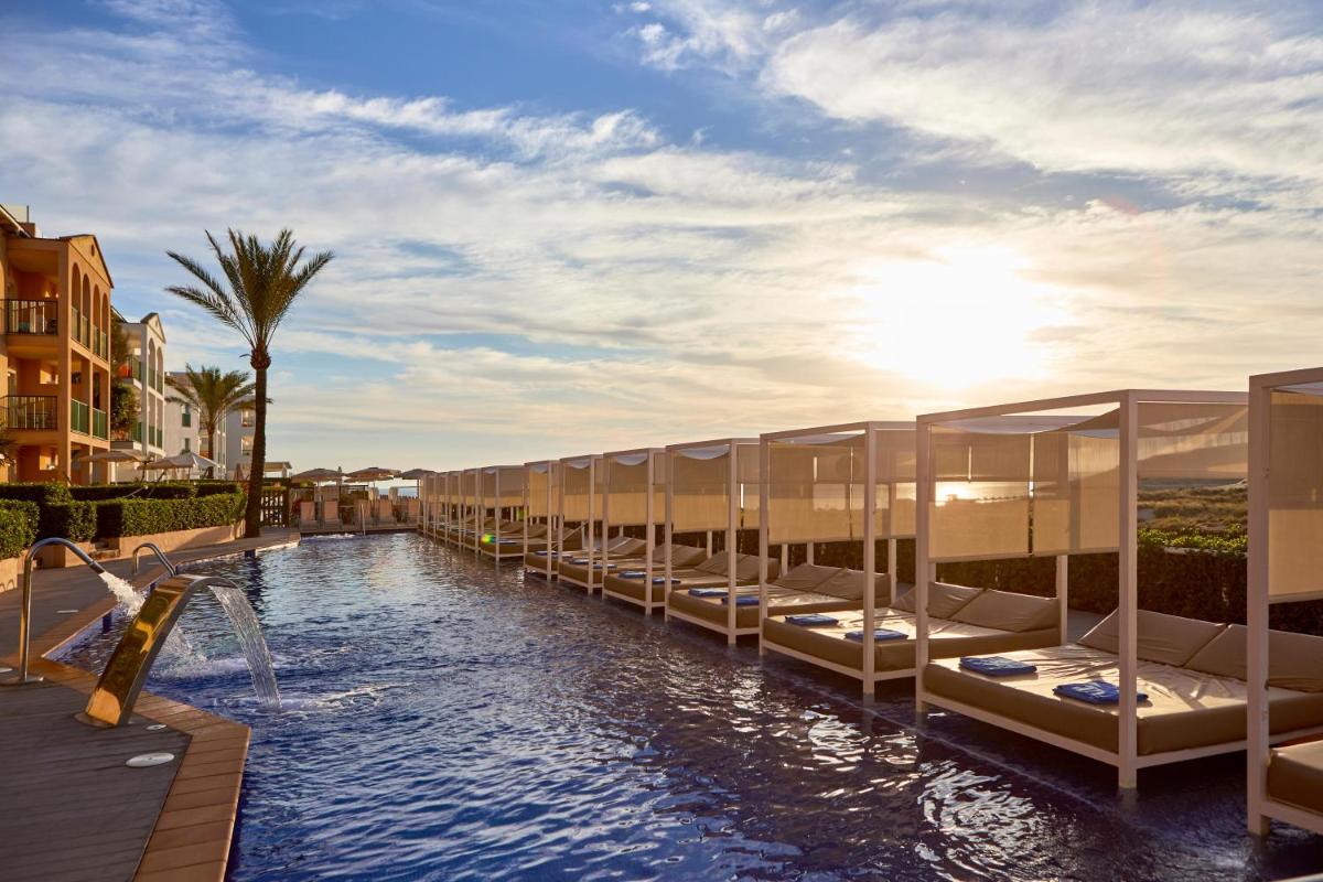 una piscina en un resort con un tobogán de agua en Zafiro Cala Mesquida, en Cala Mesquida
