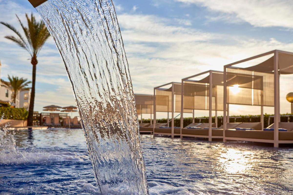una fuente de agua frente a un edificio en Zafiro Cala Mesquida, en Cala Mesquida