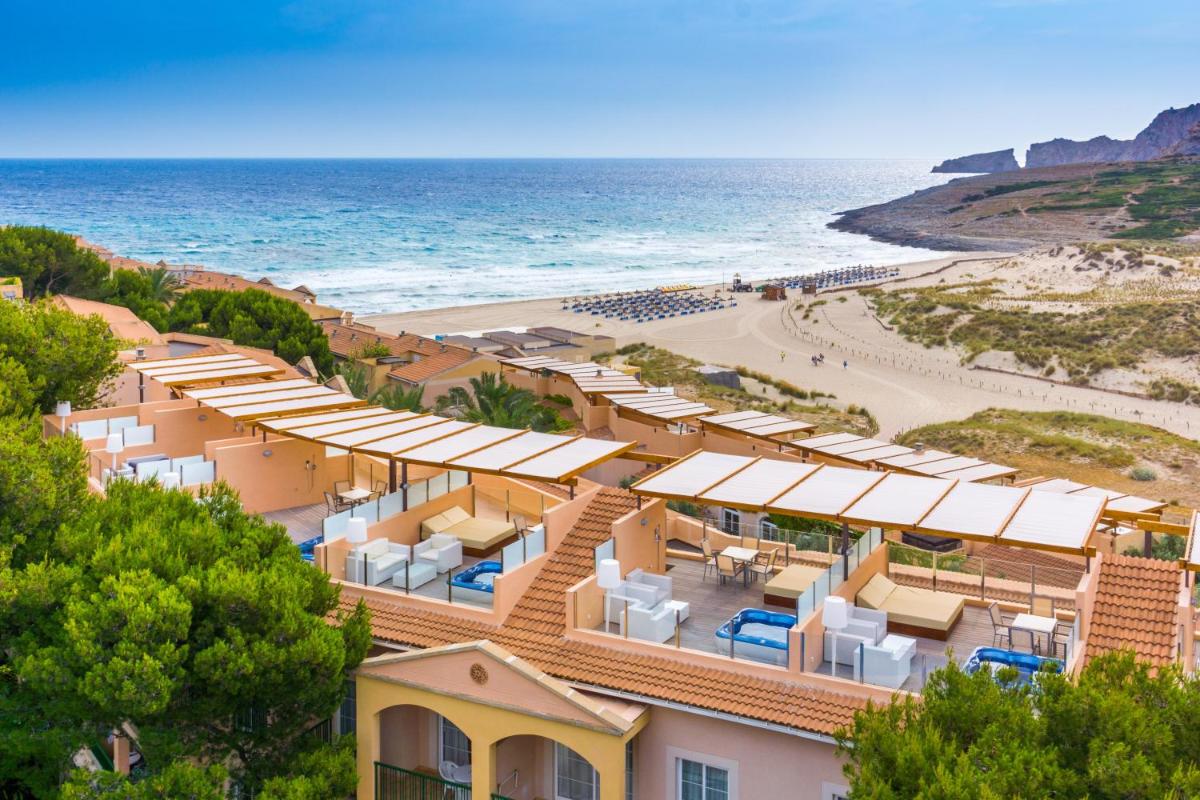 Una vista aérea de un complejo turístico con playa. en Zafiro Cala Mesquida, en Cala Mesquida
