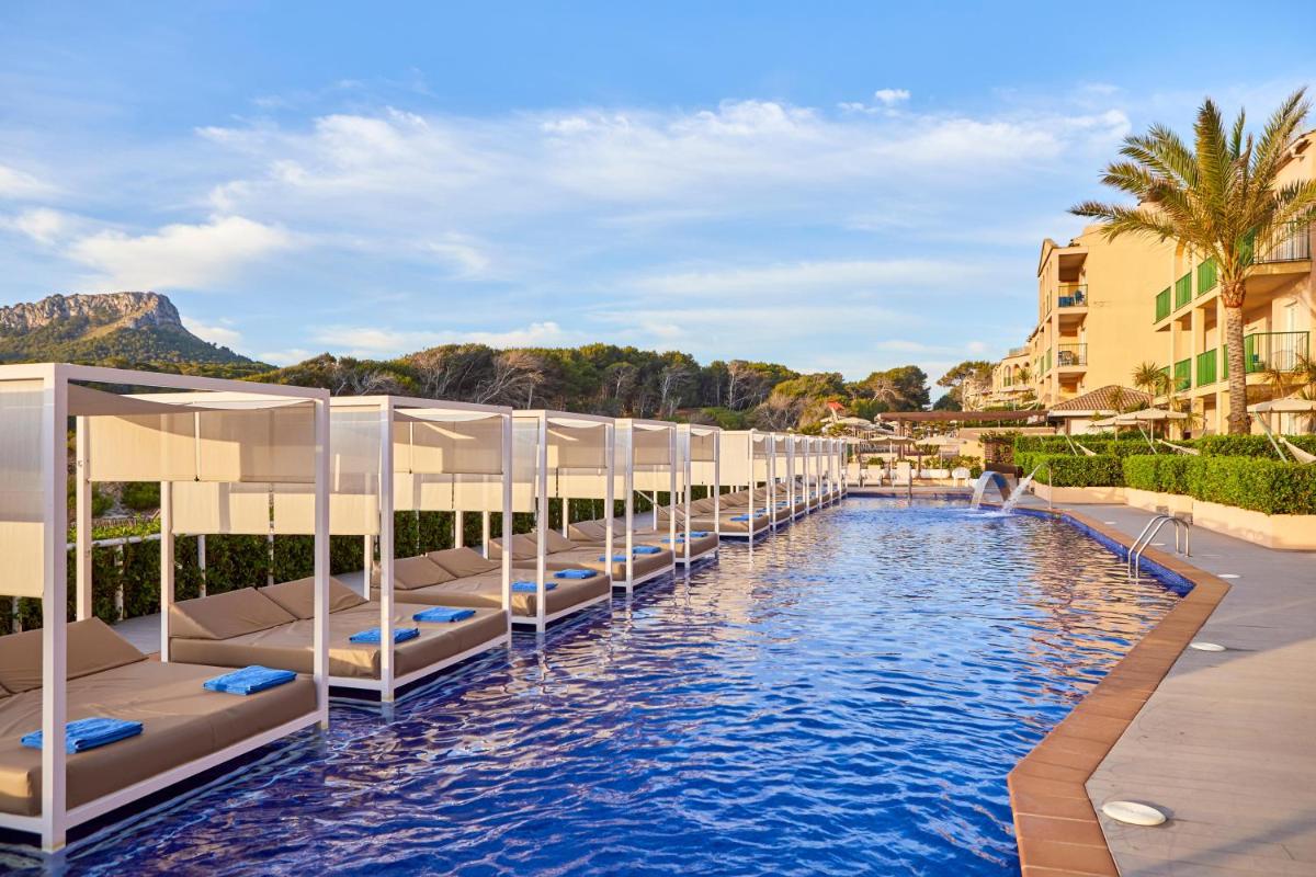 una piscina en un complejo con camas en Zafiro Cala Mesquida, en Cala Mesquida