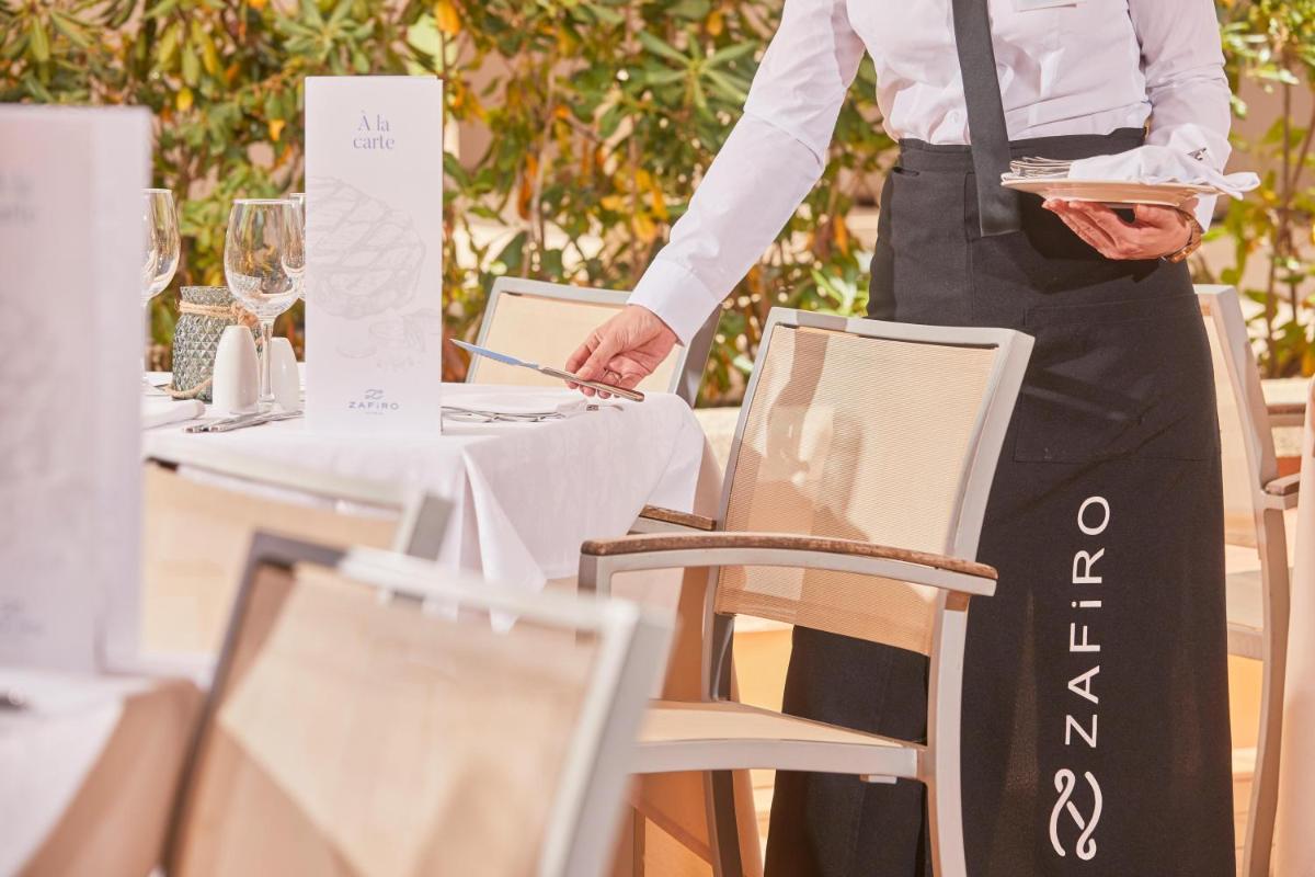 Un restaurante o sitio para comer en Zafiro Cala Mesquida