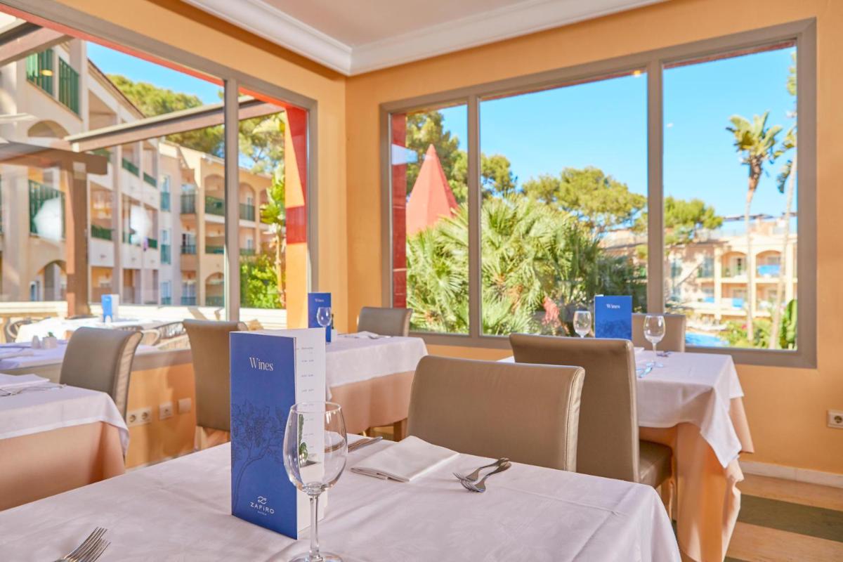 Un restaurante o sitio para comer en Zafiro Cala Mesquida