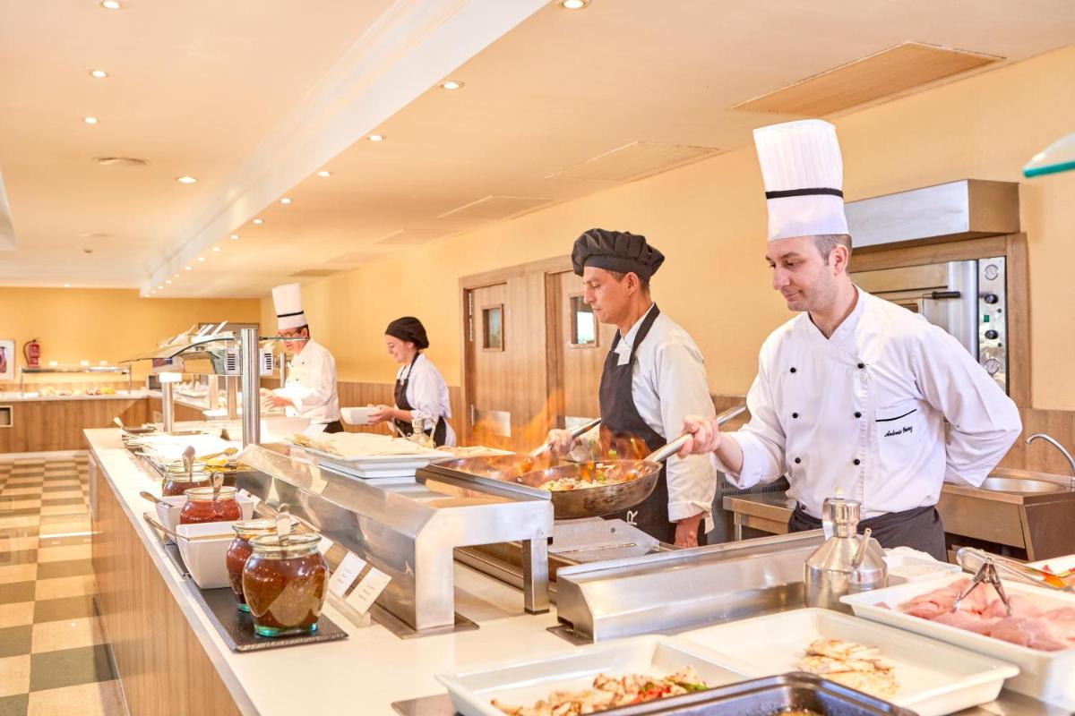 Comida en o cerca de este apartahotel