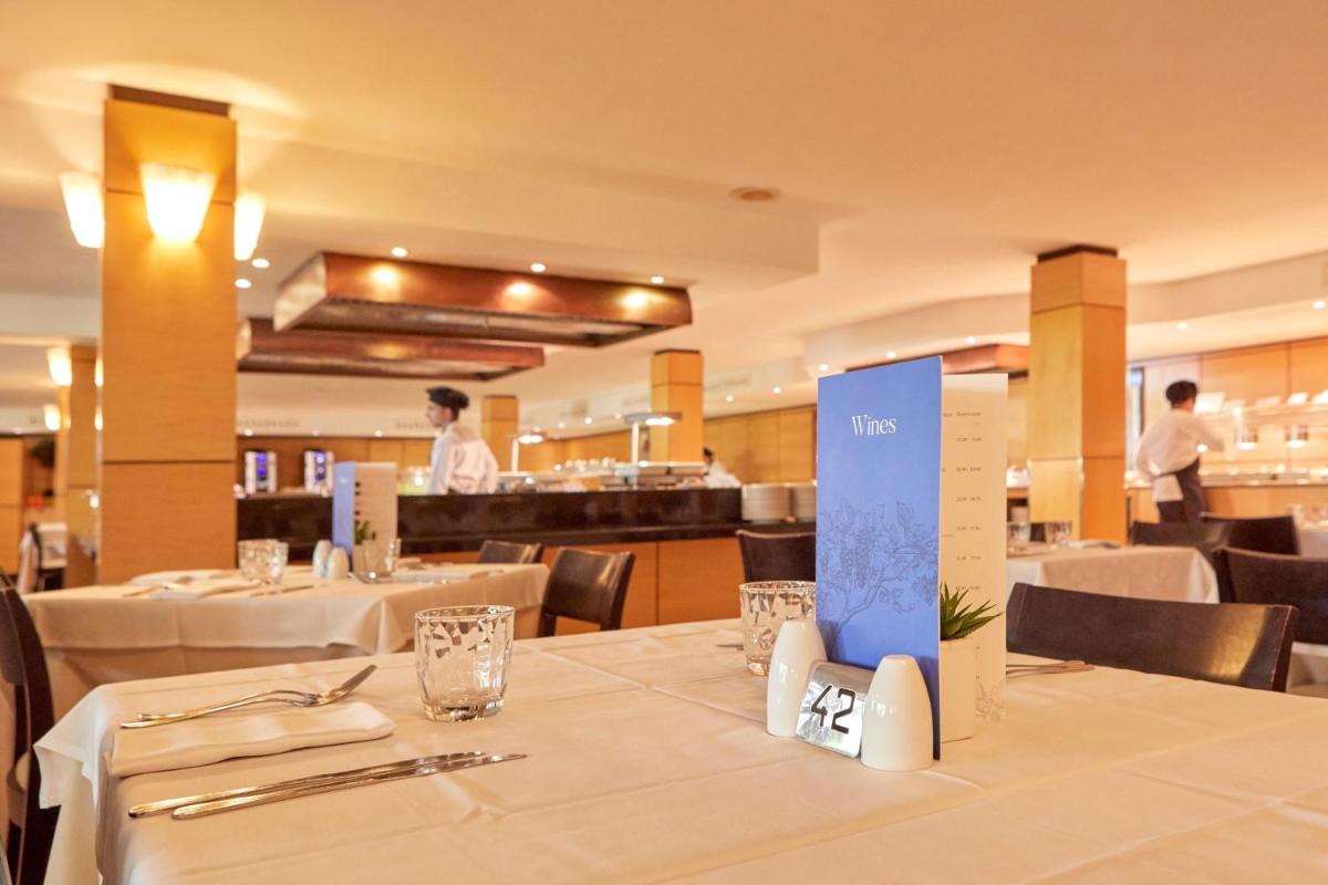 Un restaurante o sitio para comer en Zafiro Cala Mesquida