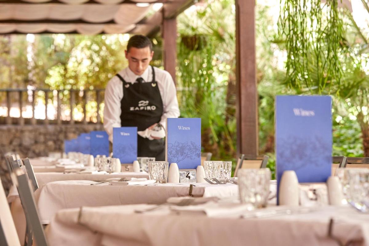 Un restaurante o sitio para comer en Zafiro Cala Mesquida