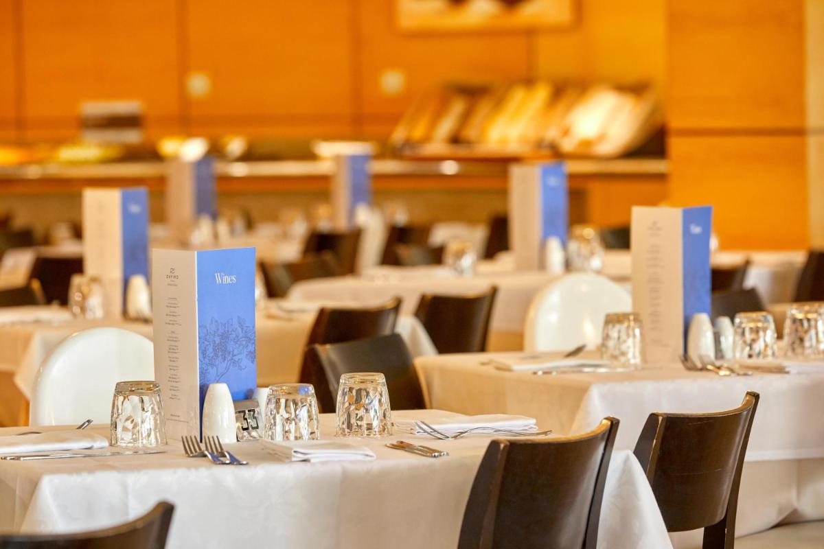 Un restaurante o sitio para comer en Zafiro Cala Mesquida