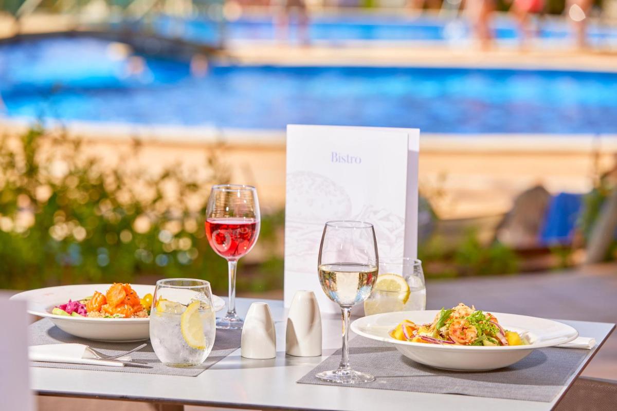 Comida en o cerca de este apartahotel