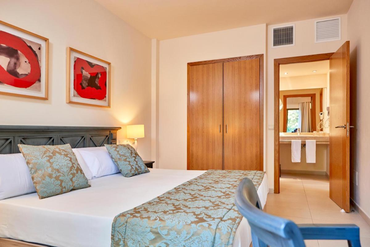 Cama o camas de una habitación en Zafiro Cala Mesquida