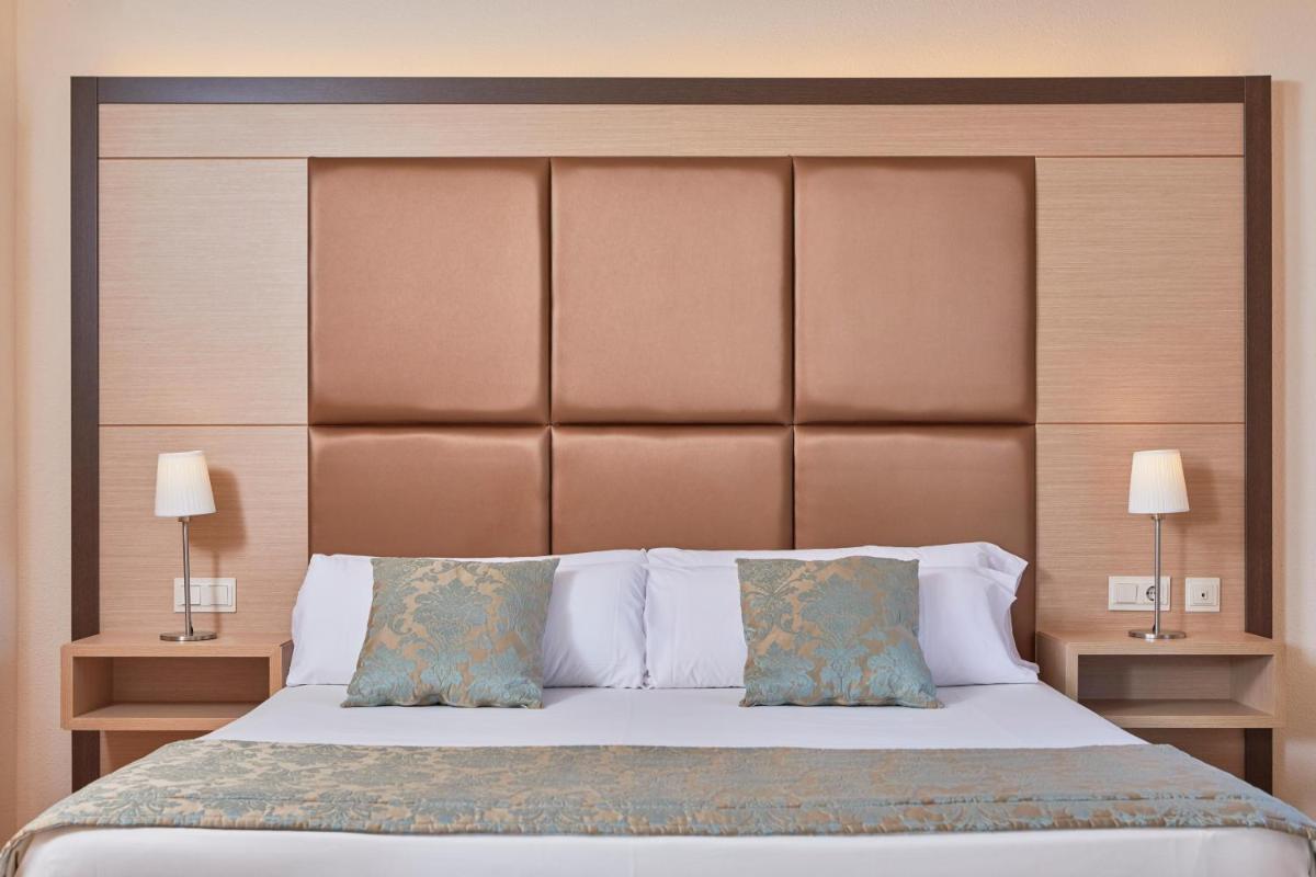 Cama o camas de una habitación en Zafiro Cala Mesquida