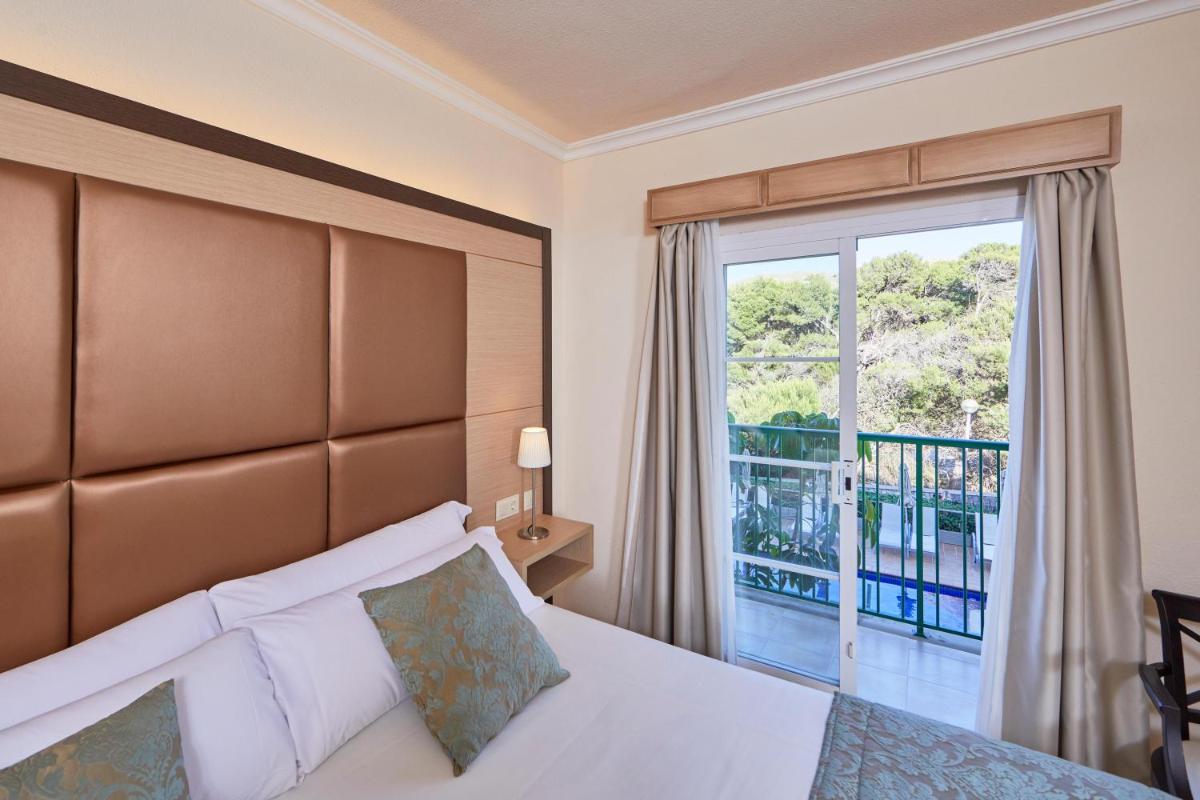 Cama o camas de una habitación en Zafiro Cala Mesquida