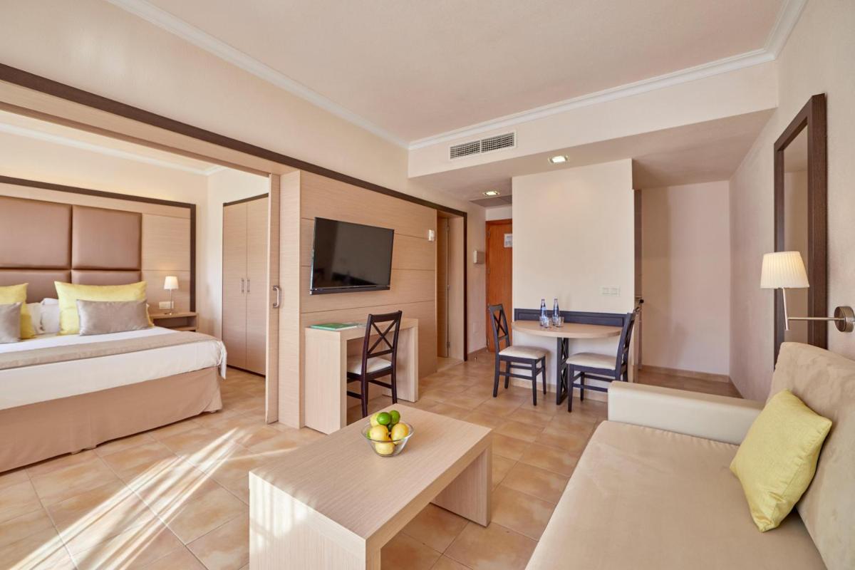 Cama o camas de una habitación en Zafiro Cala Mesquida