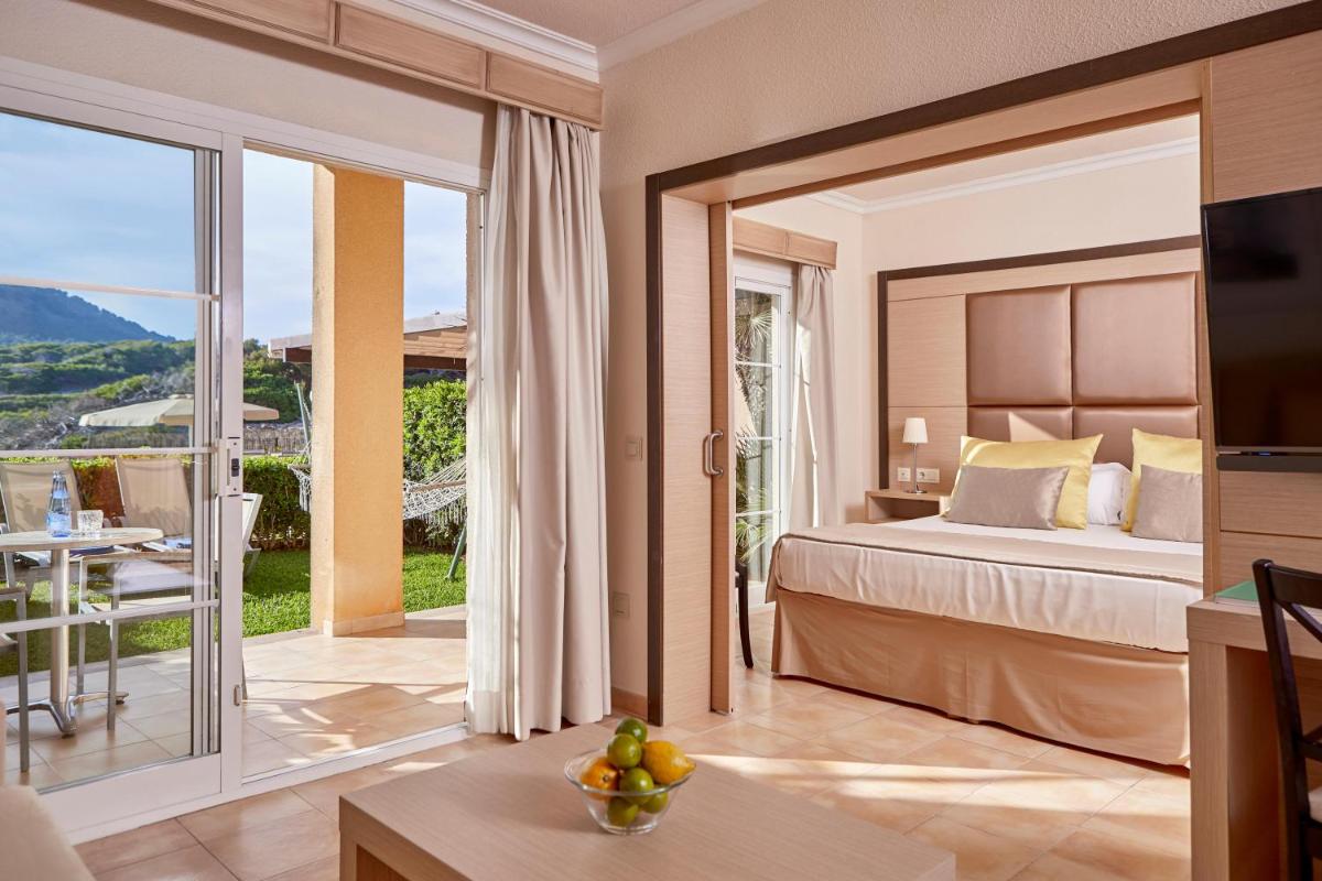 Cama o camas de una habitación en Zafiro Cala Mesquida