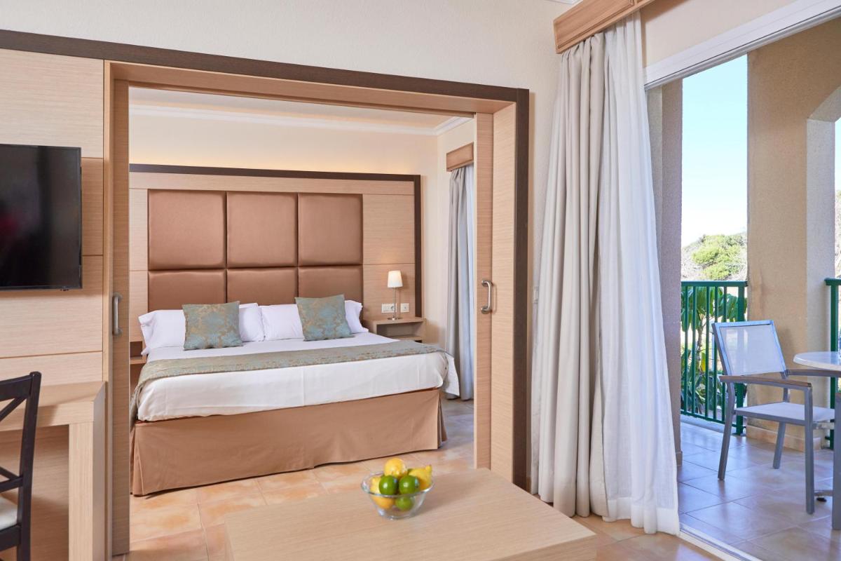 Cama o camas de una habitación en Zafiro Cala Mesquida