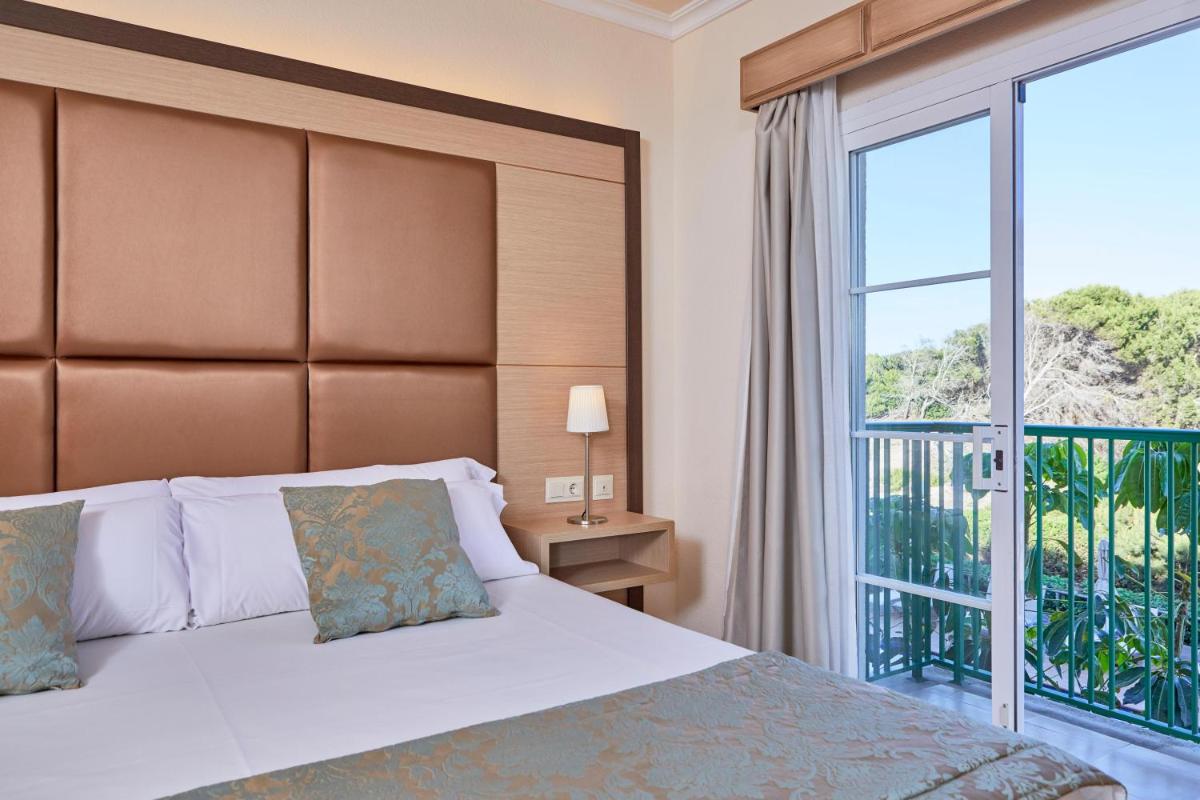 Cama o camas de una habitación en Zafiro Cala Mesquida