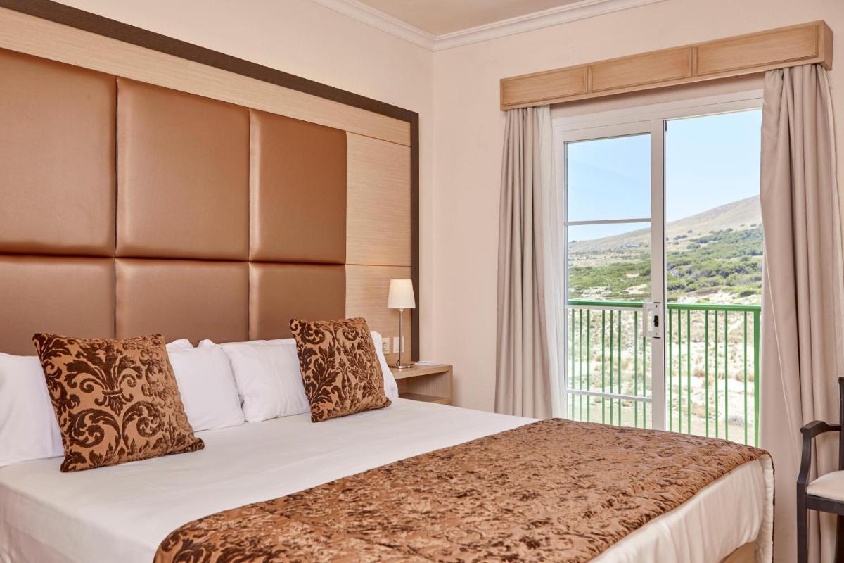 Cama o camas de una habitación en Zafiro Cala Mesquida