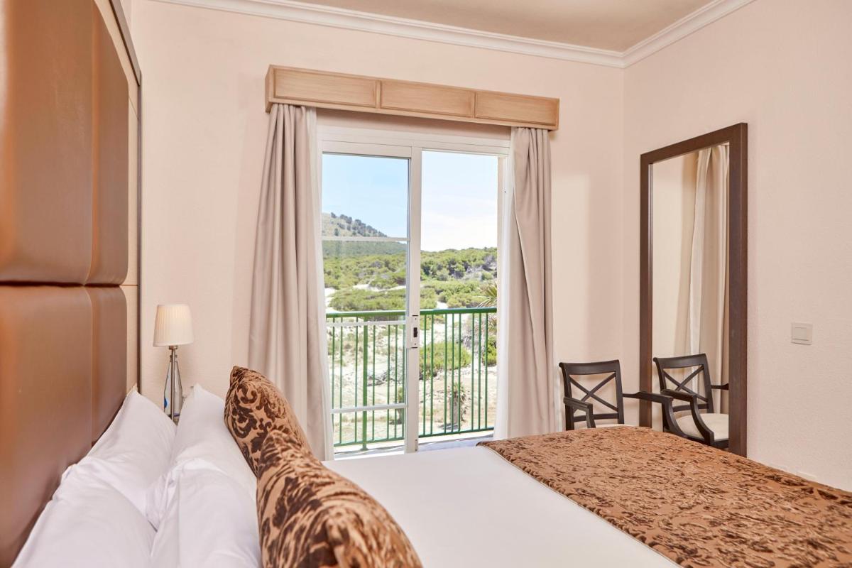 Cama o camas de una habitación en Zafiro Cala Mesquida