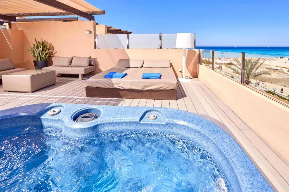 Piscina en o cerca de Zafiro Cala Mesquida