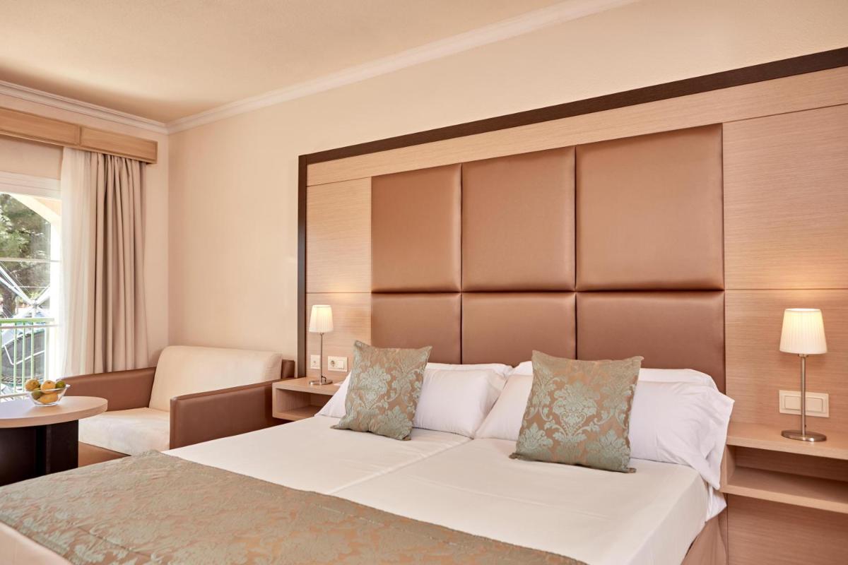 Cama o camas de una habitación en Zafiro Cala Mesquida