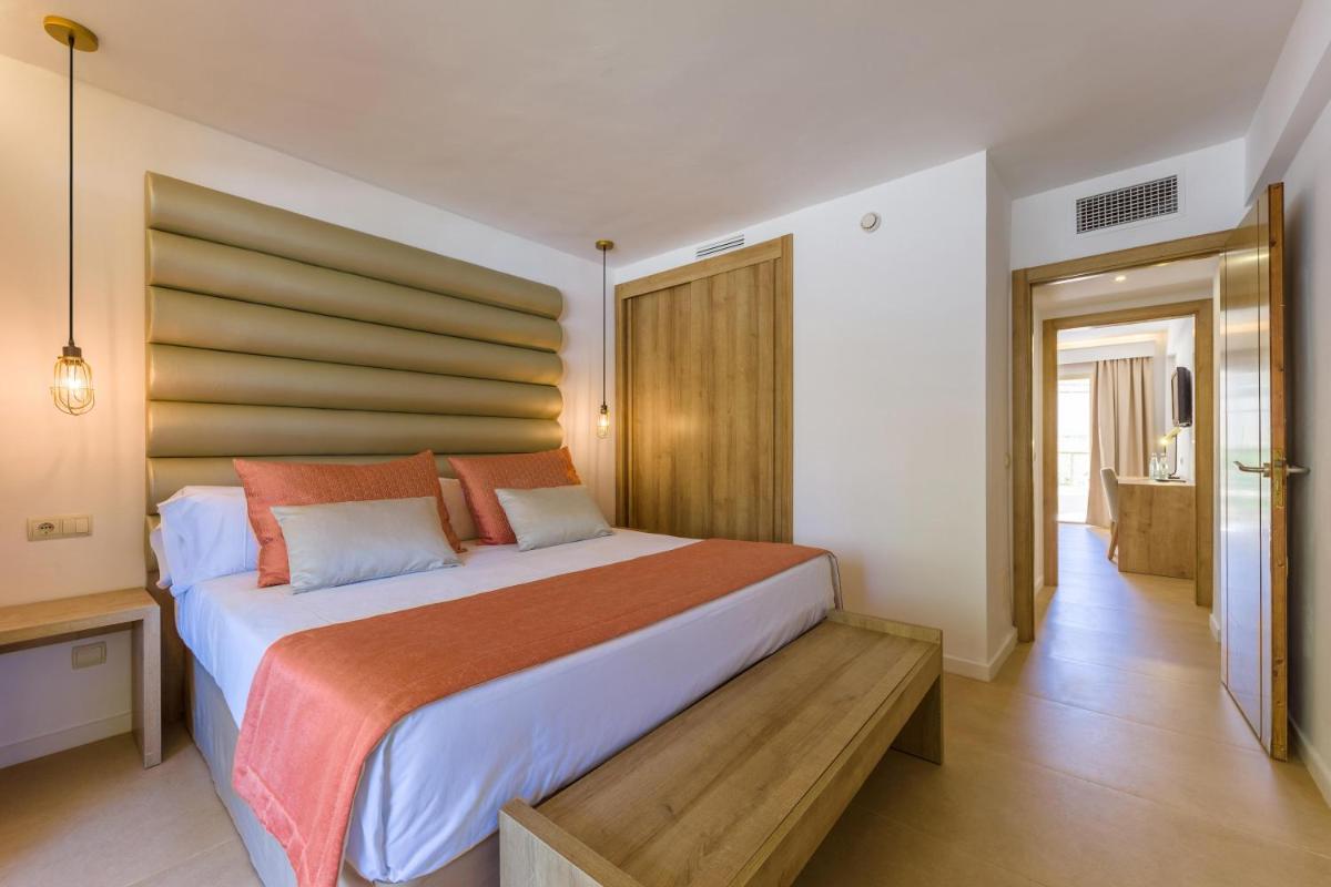 Cama o camas de una habitación en Zafiro Cala Mesquida