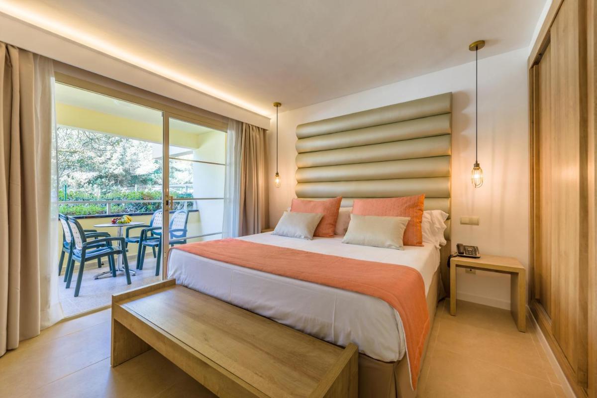 Cama o camas de una habitación en Zafiro Cala Mesquida