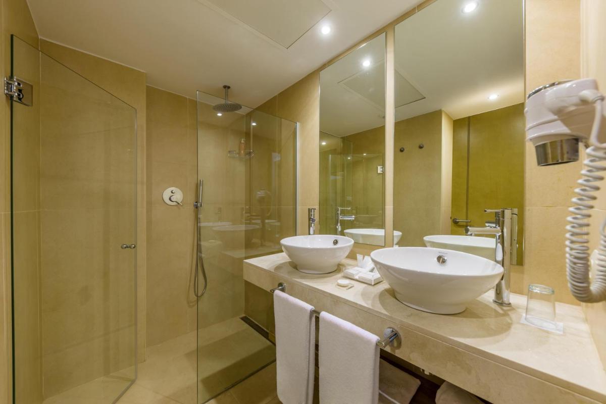 Un baño de Zafiro Cala Mesquida