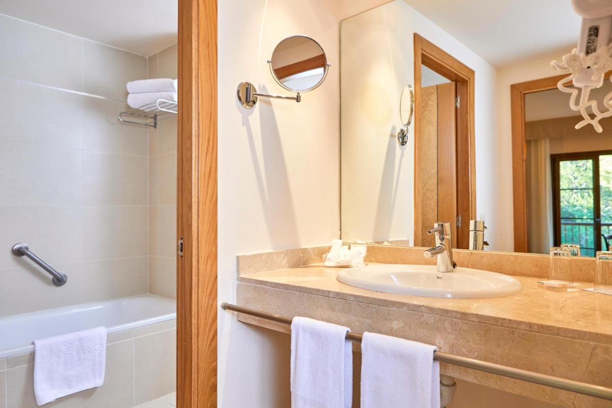 Un baño de Zafiro Cala Mesquida